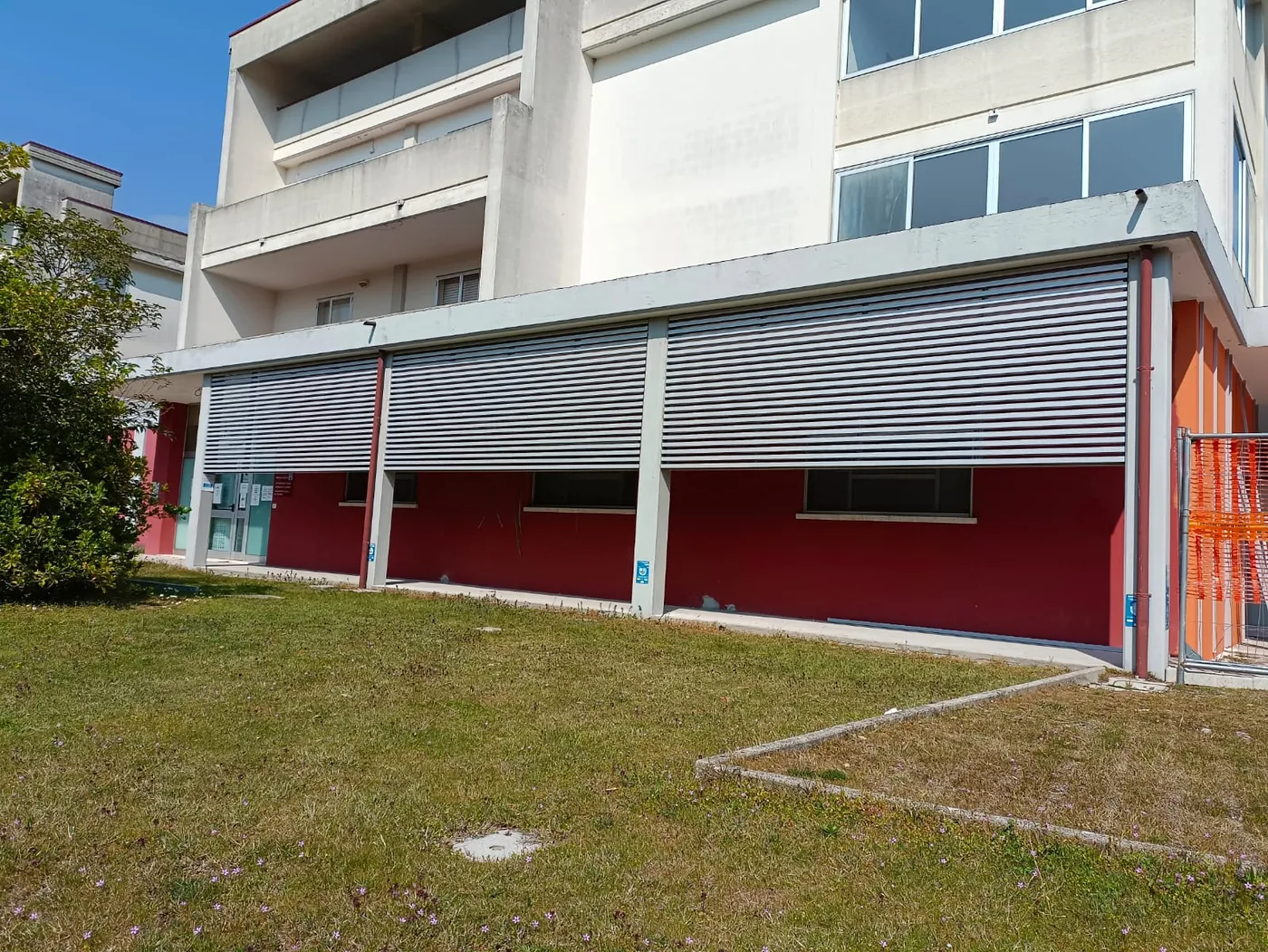 Il frangisole a lavoro finito, dal prato