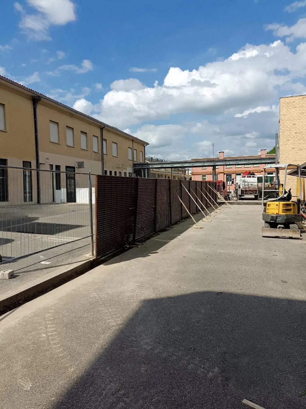 Recinzione in grigliato vista dal piazzale