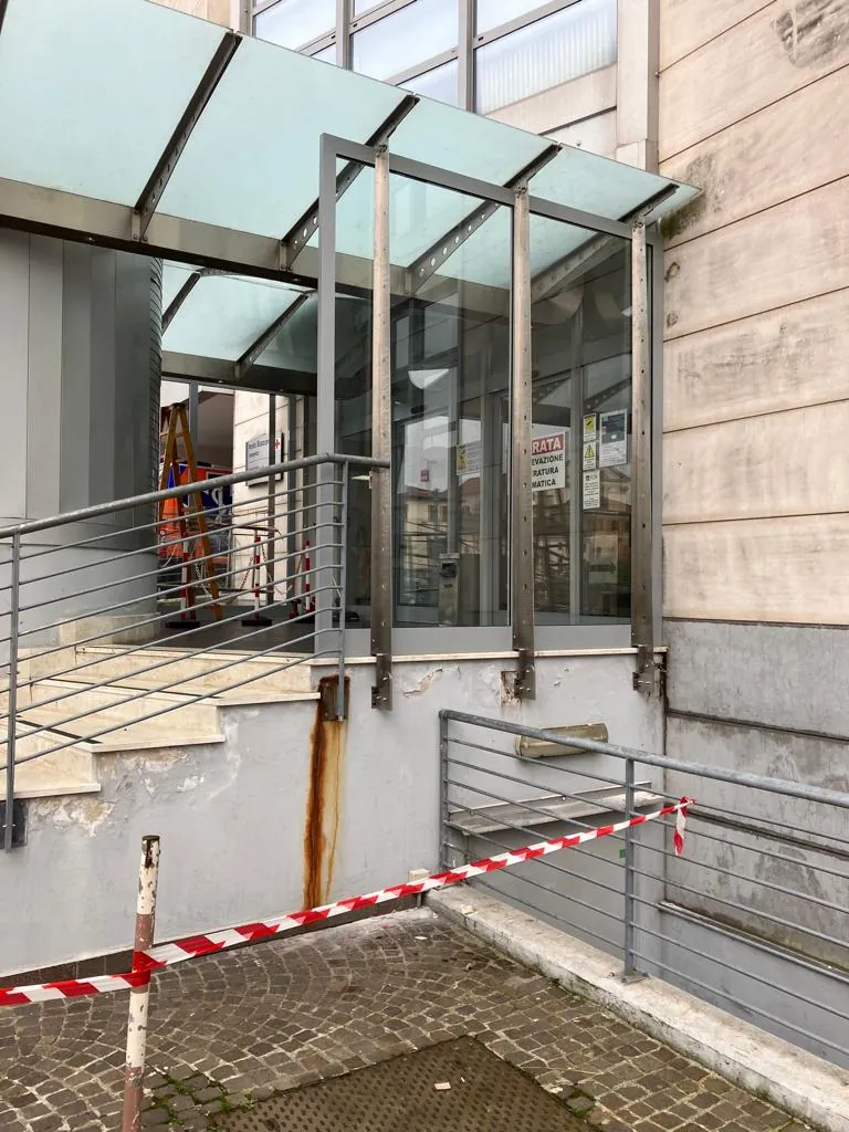 Struttura in acciaio all'ingresso, con il nastro di cantiere