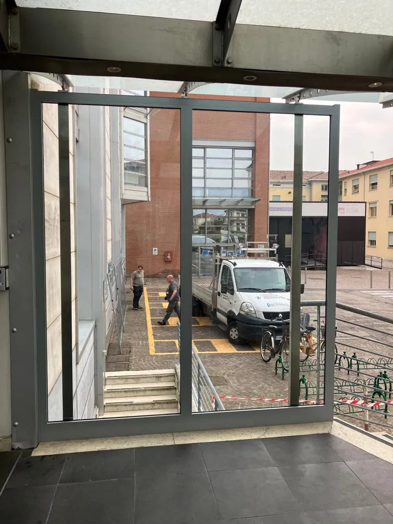 Struttura in acciaio vista dall'interno verso il piazzale
