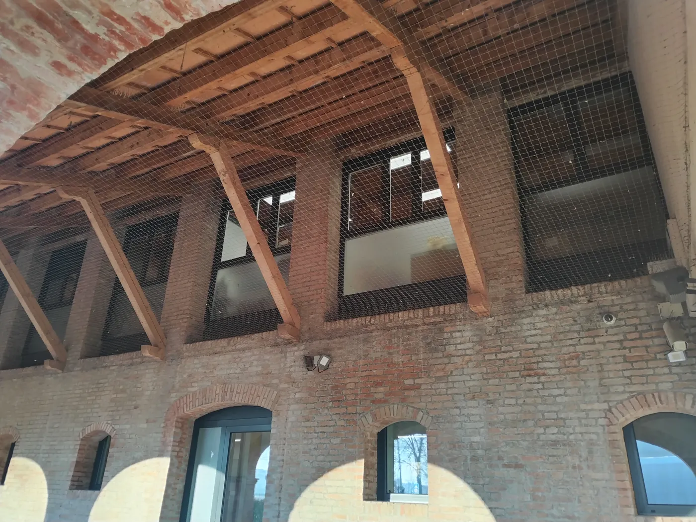 Interno con le capriate in legno a vista