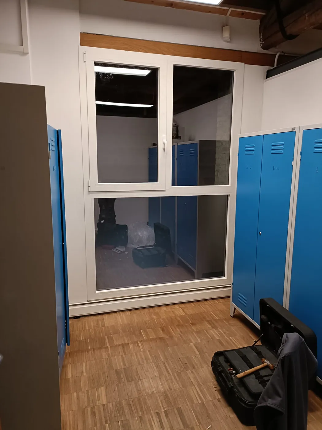 Porta vetrata in un locale con armadietti