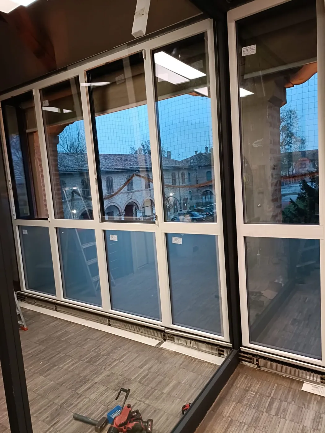 Parete vetrata vista dall'interno