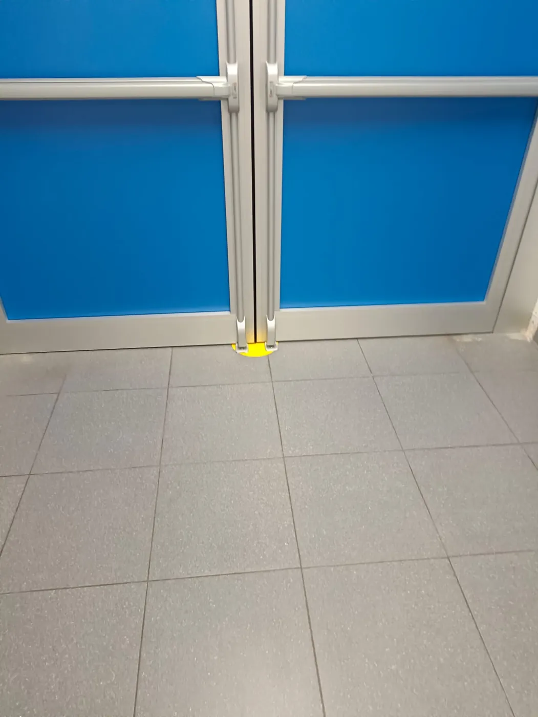 Il punto in cui le due ante si incontrano, in basso