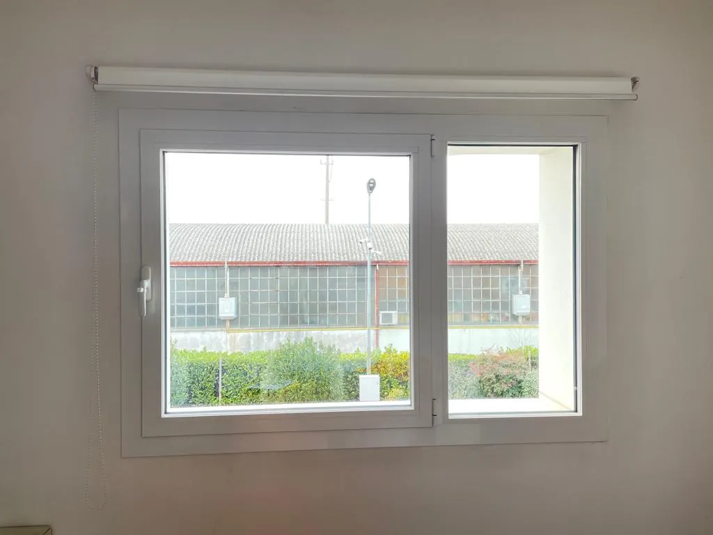 Finestra nuova vista dall'interno, con il bastone della tenda
