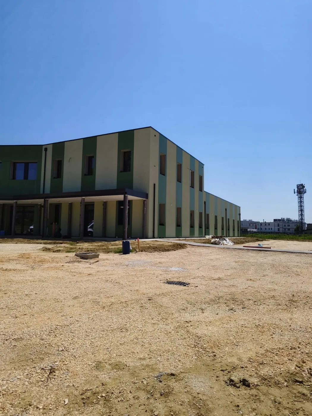 L'edificio visto dal piazzale sterrato, a cantiere in corso