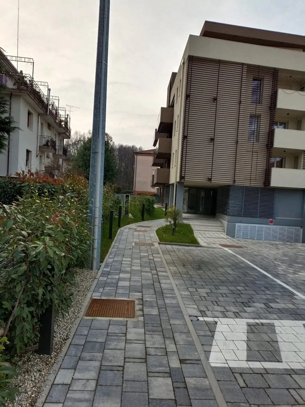 L'edificio visto dal vialetto