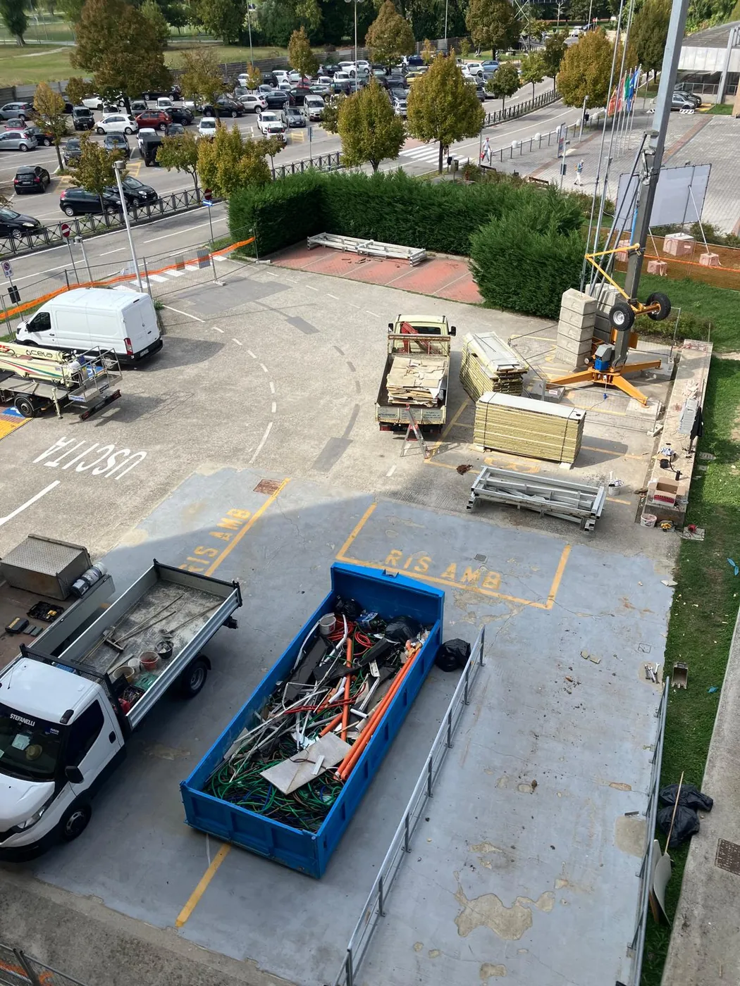 Il cantiere dall'alto: i pannelli accatastati e il cassone dei materiali
