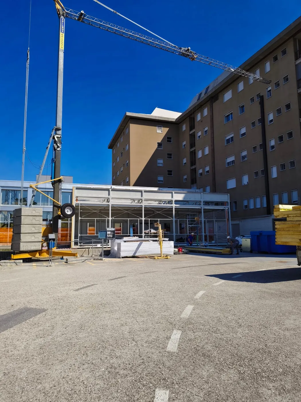 Il telaio del modulo senza più i pannelli, sotto la gru