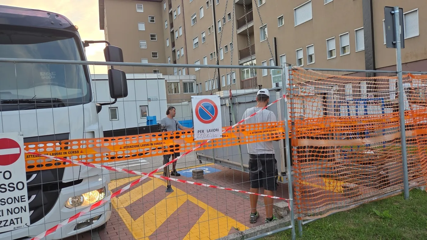 L'area transennata durante il carico sul camion