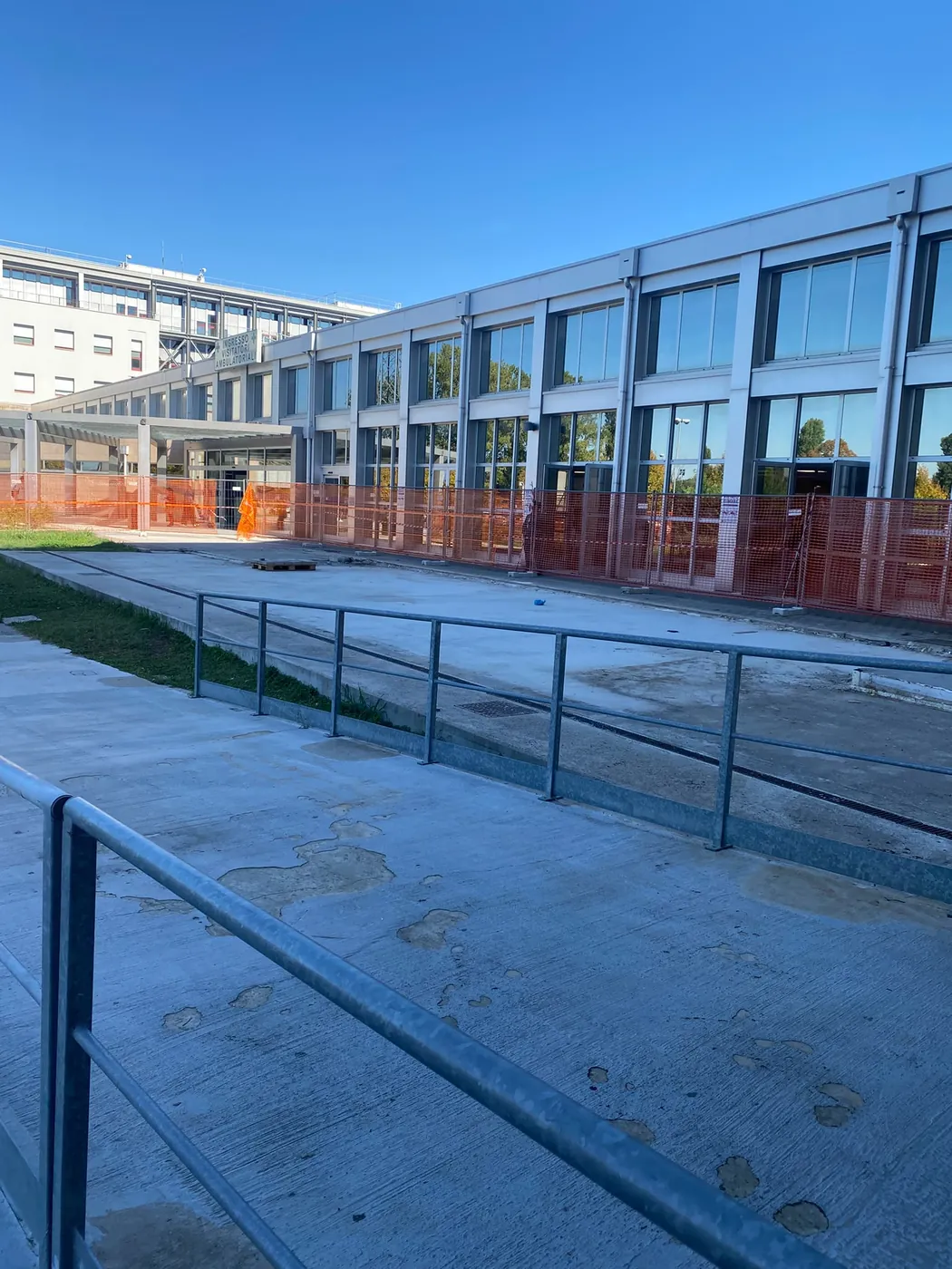 La superficie libera, vista dal lato del parapetto