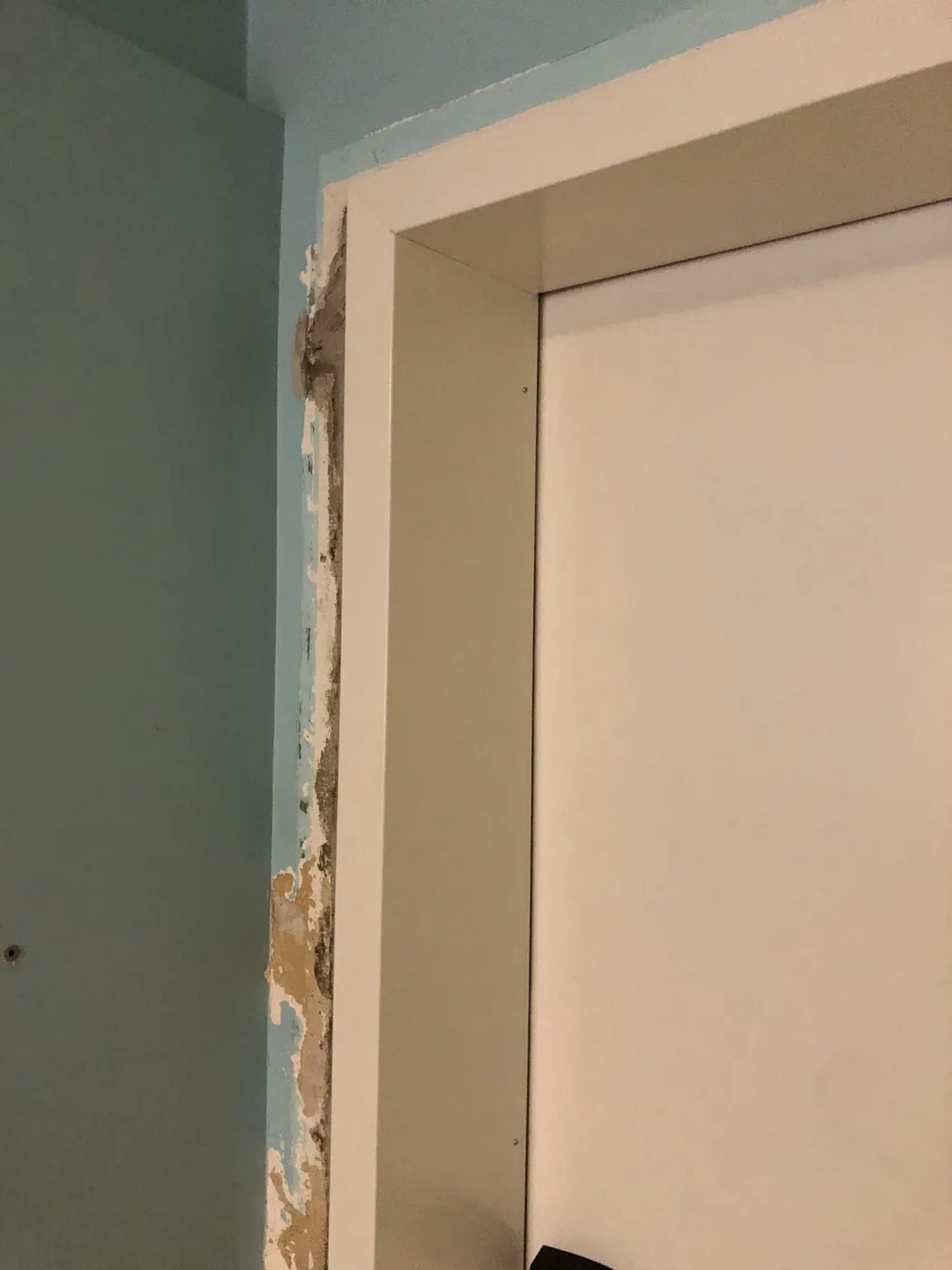 Il telaio nuovo posato nel muro, prima delle finiture