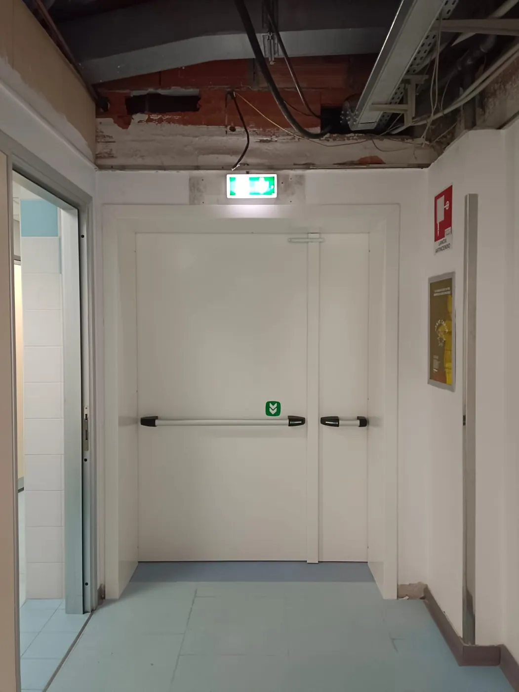 Porta a due ante in corridoio, con il controsoffitto ancora aperto