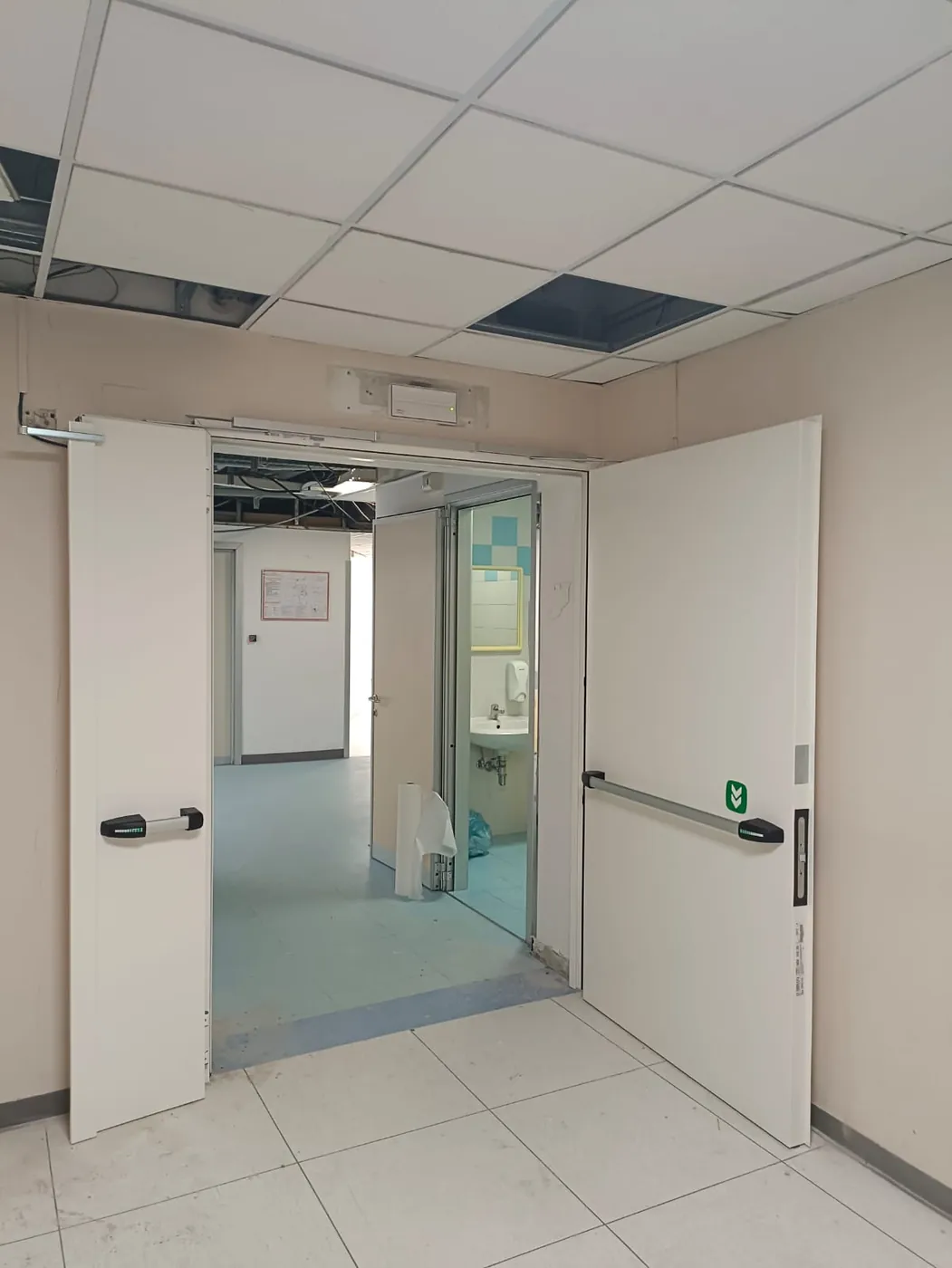 Un'altra porta a due ante, aperta sul corridoio
