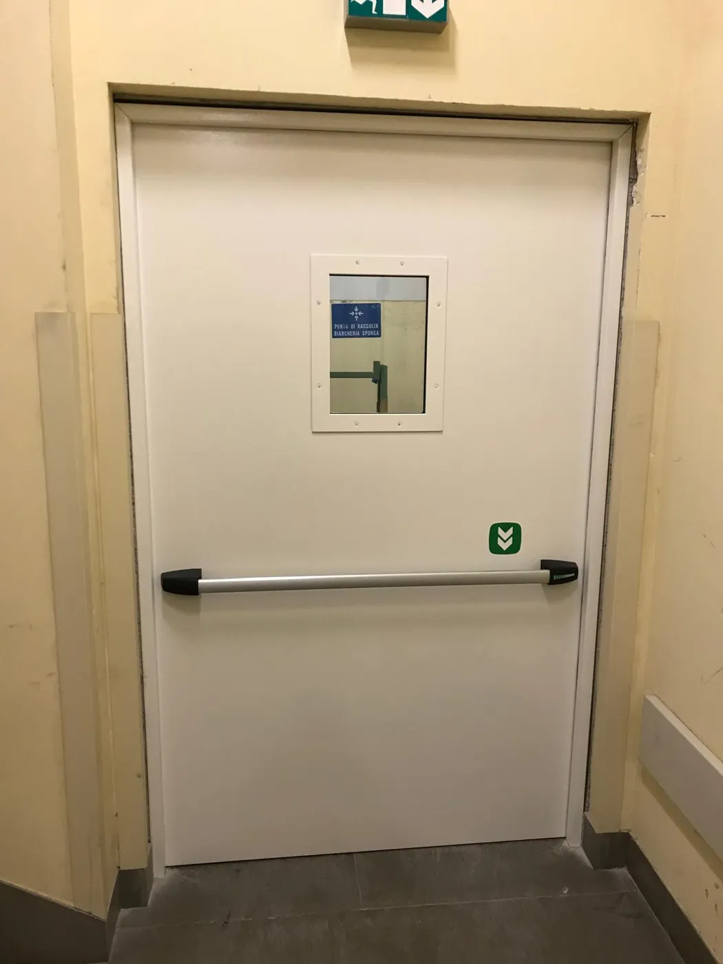 Porta con finestrella e maniglione antipanico