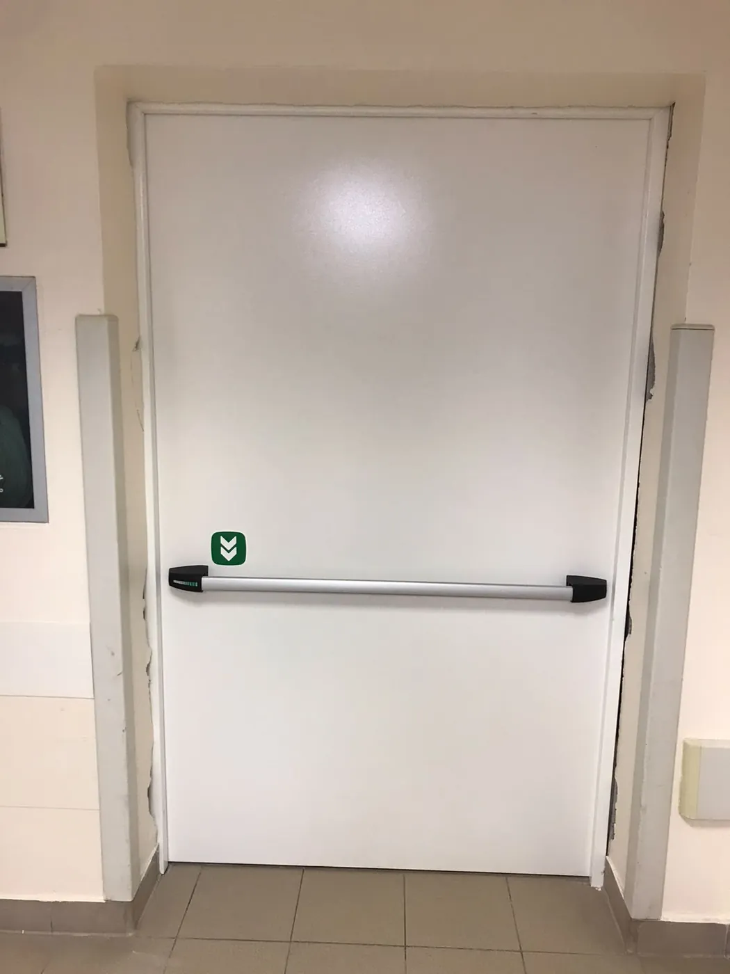 Un'altra porta a un'anta con maniglione antipanico