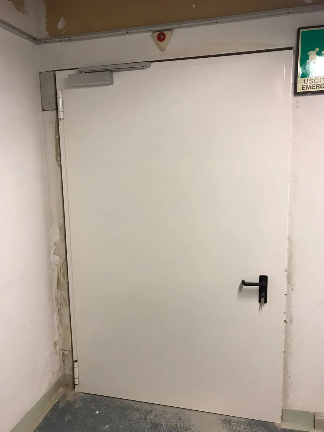 Porta a un'anta: il muro attorno è ancora da finire