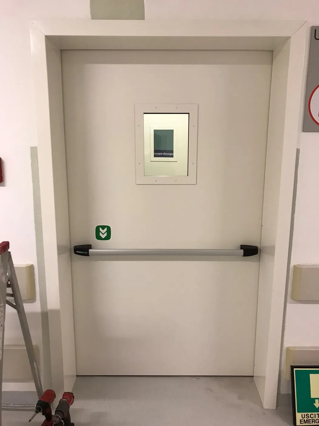 Porta con finestrella e maniglione antipanico, appena posata