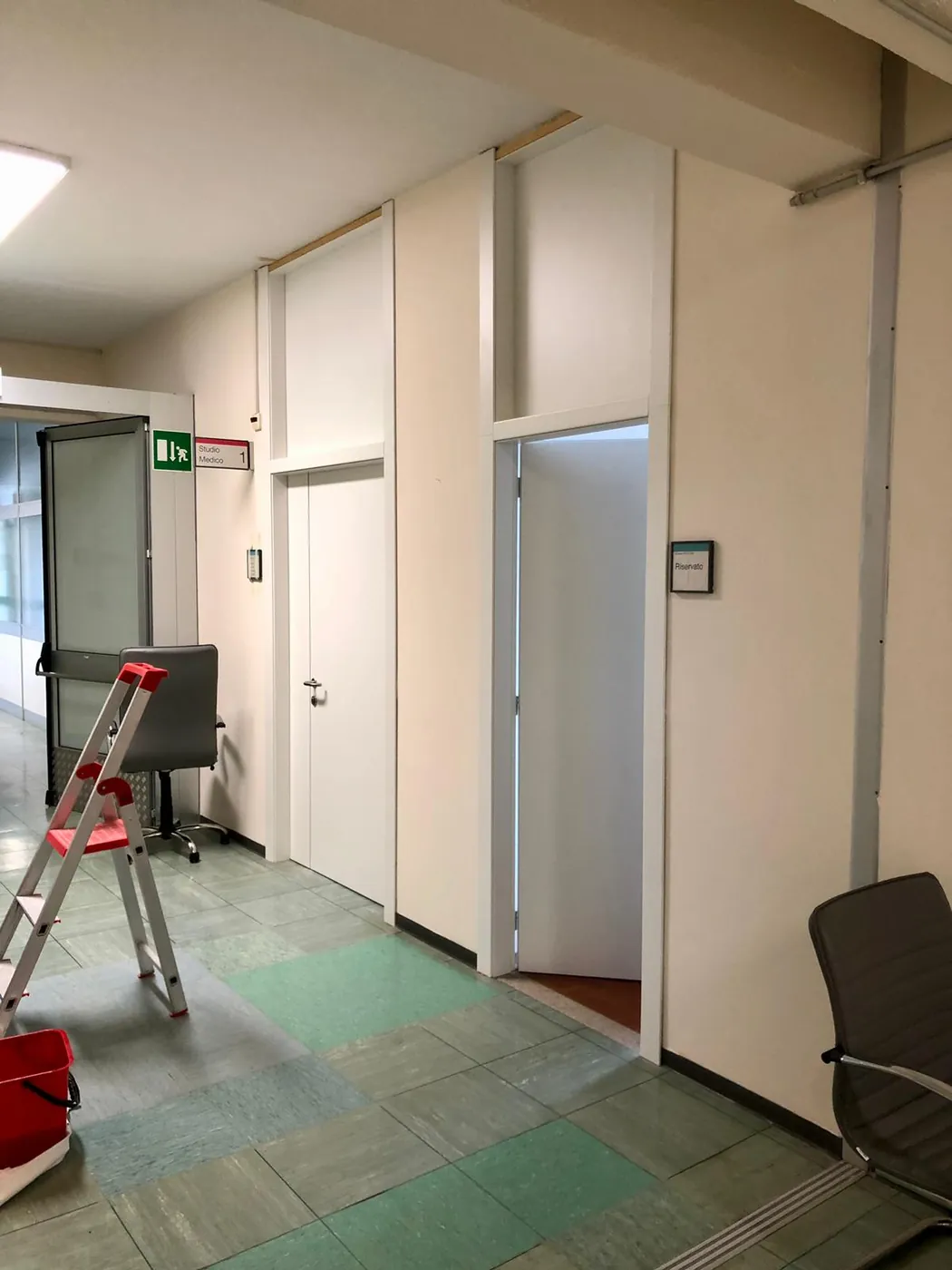 Corridoio del reparto durante i lavori, con le porte nuove