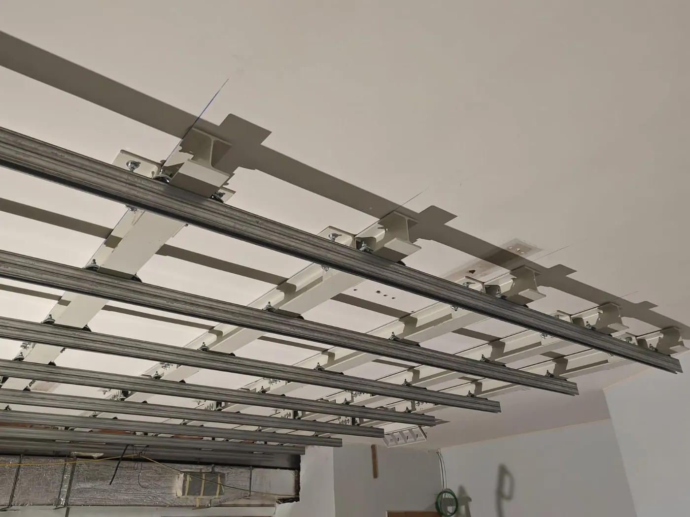 La struttura fissata al soffitto, vista dal basso