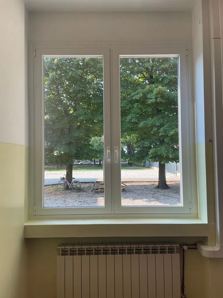 Un serramento nuovo visto da un'aula