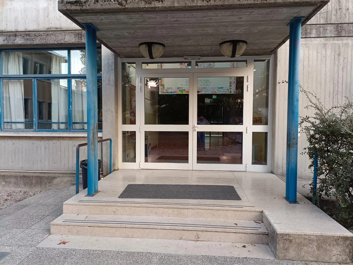 La porta vetrata d'ingresso, sotto la pensilina