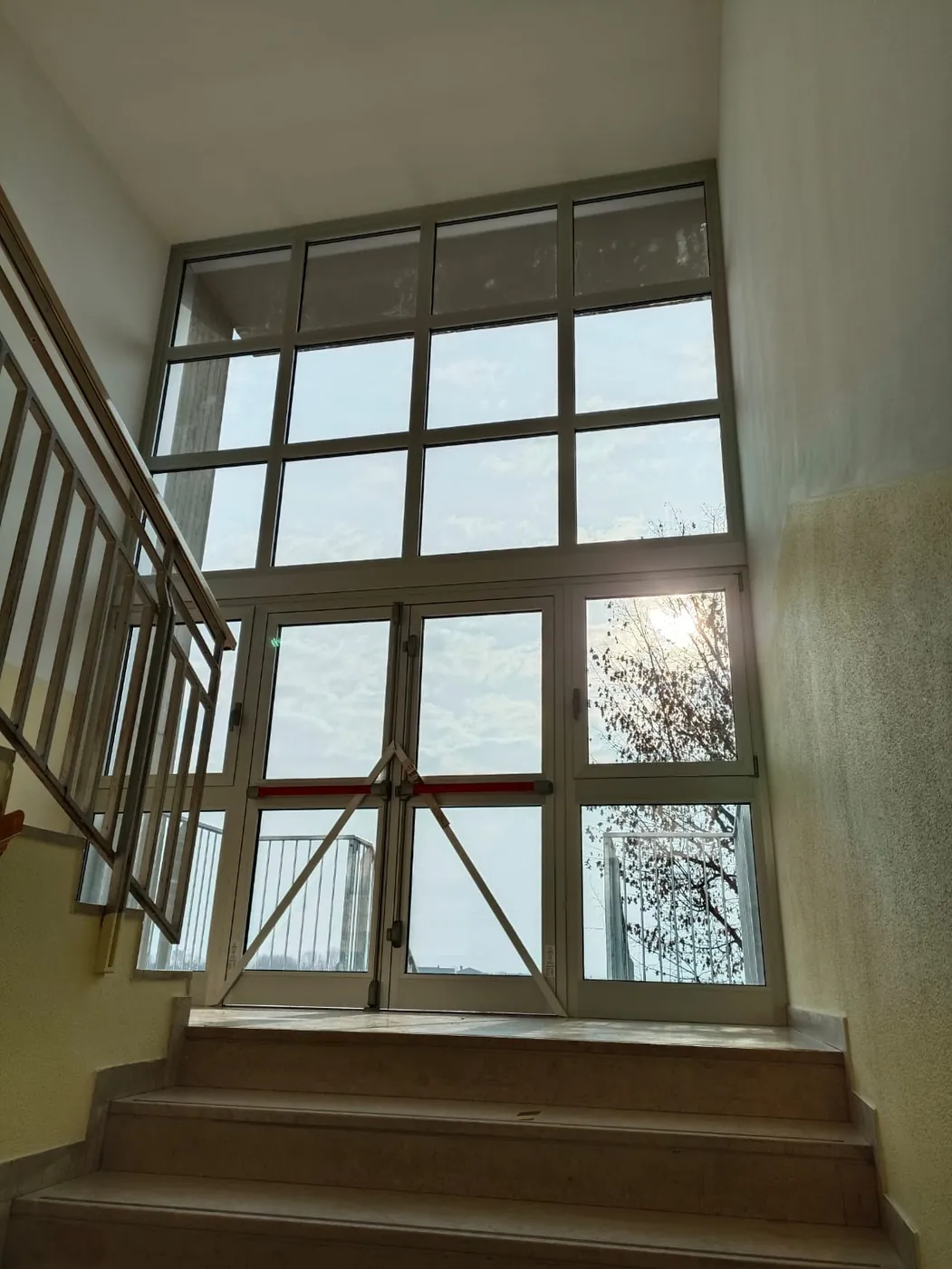 La facciata vista dall'interno, dal vano scala