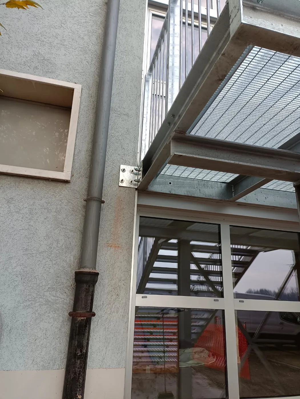 Il pianerottolo fissato al muro, dal basso
