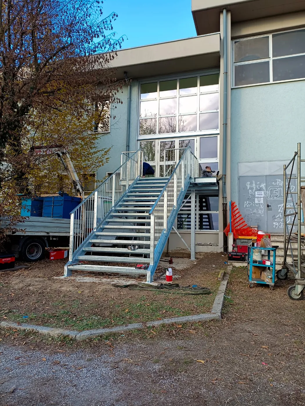 La scala e la facciata, a cantiere ancora in corso