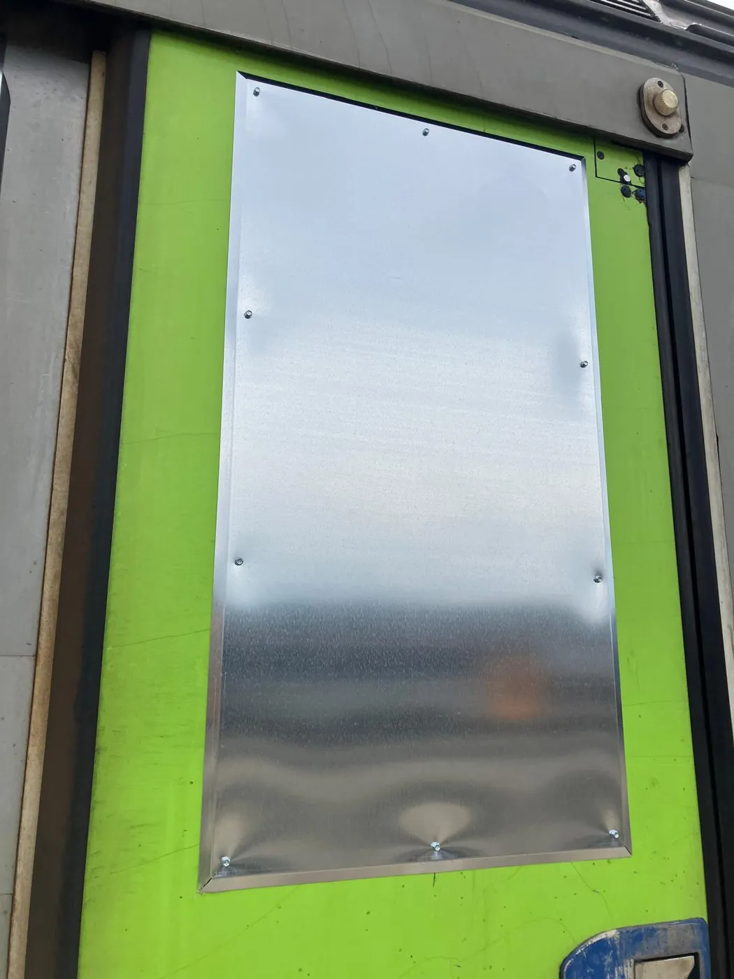 Lamiera fissata sul pannello di una porta